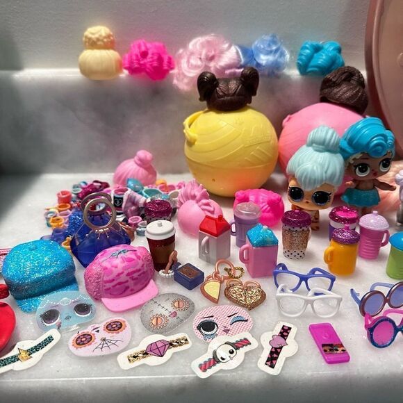 Kids Girls Toy Gold Glitter LOL Surprise Round Case with Dolls & RARE Accessorie - Picture 4 of 10